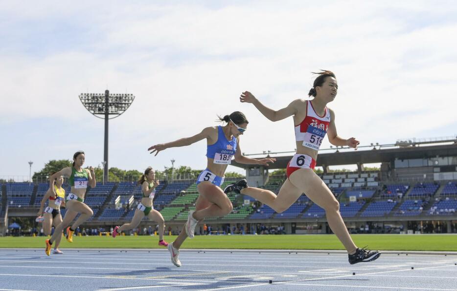 女子200メートル決勝　23秒53で優勝した山形愛羽（右端）。100メートルとの2冠を達成した＝レモンガススタジアム平塚