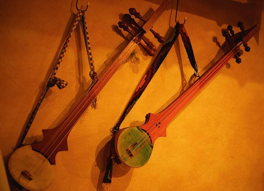 チベットの民族楽器・ダムニェン。この弦楽器を習うクラスも開催している。