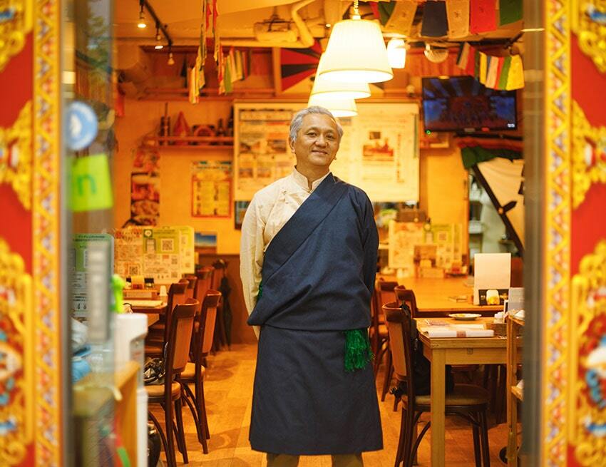 ロサン・イシ。ネパール生まれの亡命2世。2003年に初来日。広島にあるチベット仏教僧院デプン・ゴマン学堂日本別院に常駐していた。2015年6月、曙橋に「チベットレストラン＆カフェ タシデレ」をオープンさせ、チベット文化の紹介や交流を持てる場を提供し続けている。