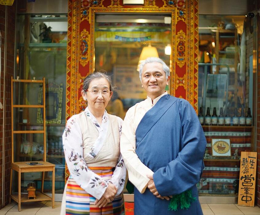 チベットの伝統服・チュパに身を包んだ奥さんの黒木奈津子さんと一緒に。