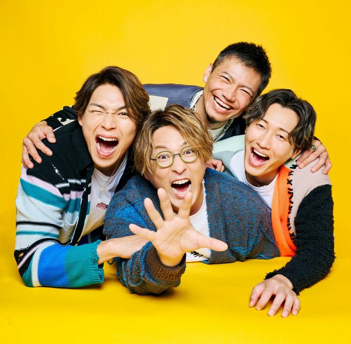 来年３月末をもって純烈を卒業することを発表した岩永洋昭(左から３人目)