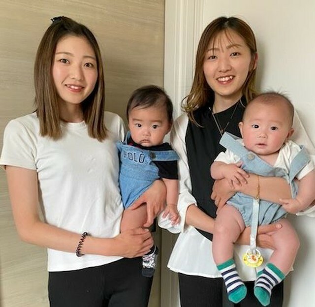 同じ日に出産した双子の畑本美奈恵さん（左）と浜田奈々美さん