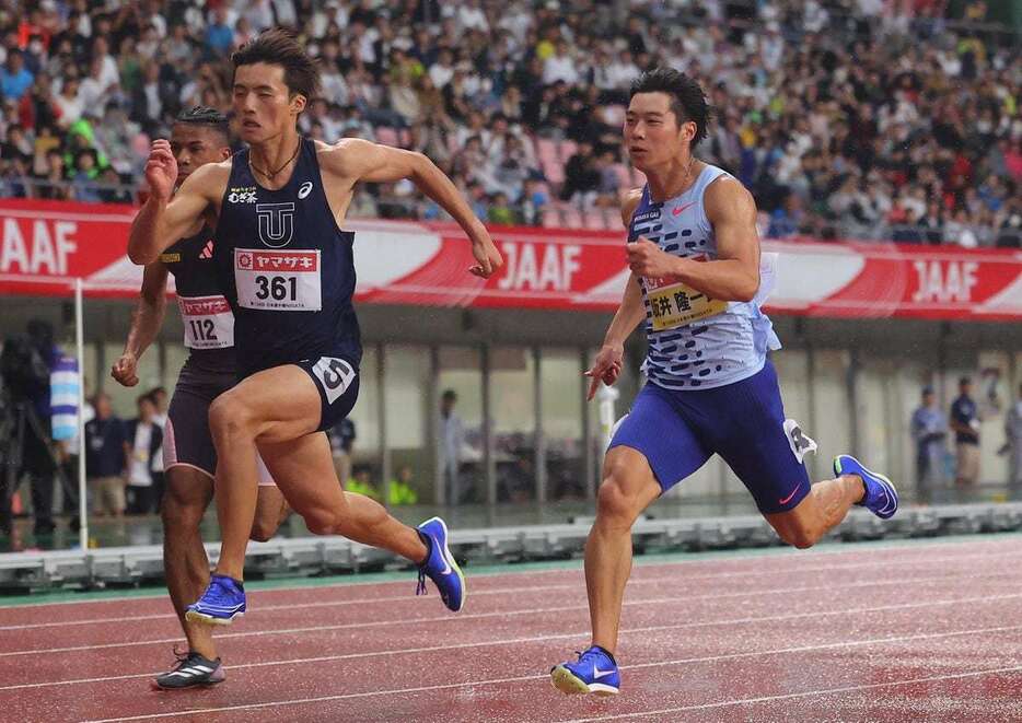 男子１００メートル決勝　 優勝した坂井隆一郎（右）。左手前は３位の柳田大輝＝新潟市のデンカビッグスワンスタジアム（福島範和撮影）
