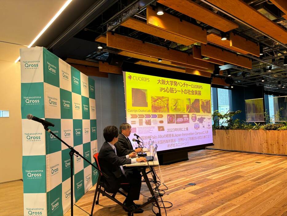 施設について説明する澤芳樹・未来医療推進機構理事長（右）と三枝寛・LINK-J常務理事