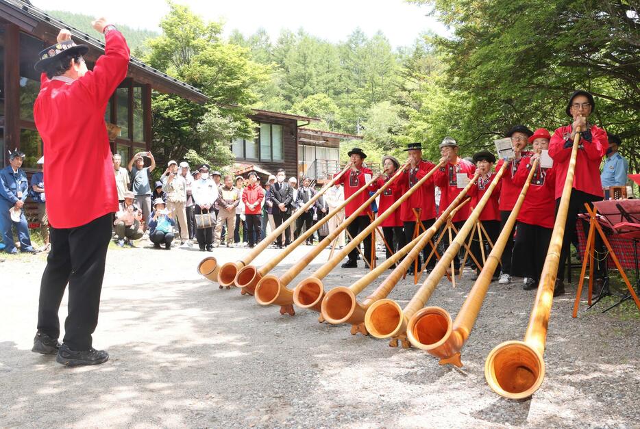 アルプホルンの音が響いた開山祭