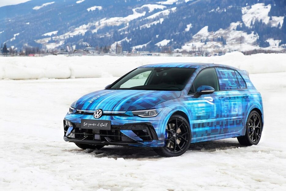 「VW ゴルフ8 R」は、オーストリアで開催されたアイスレースで公開された。2024年半ばに発表される予定だ。