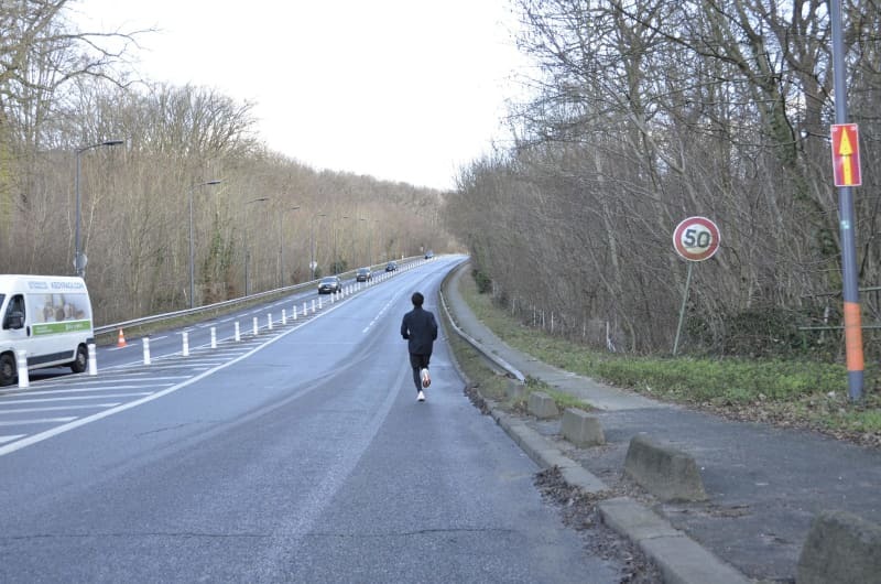 ２８キロ付近の急坂を体感する山本記者＝２０２４年１月、パリ郊外