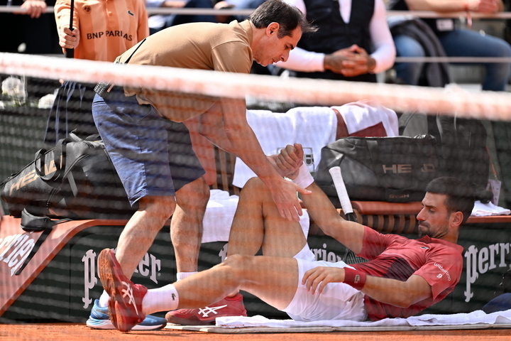 全仏オープン４回戦、セルンドロとの激闘で右ヒザを負傷し、手当てを受けるジョコビッチ。大会を棄権してすぐに手術を受け、成功した模様だ。(C)Getty Images