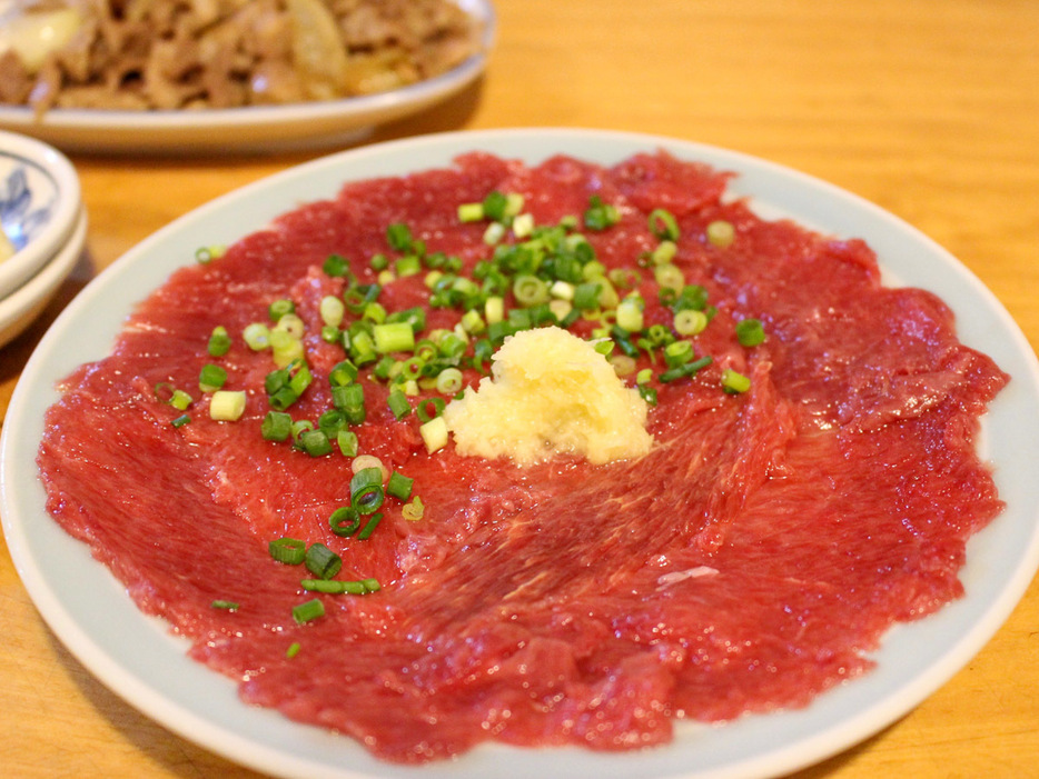 「どぜう丸煮」と並んで人気の「さくらさしみ 赤身」