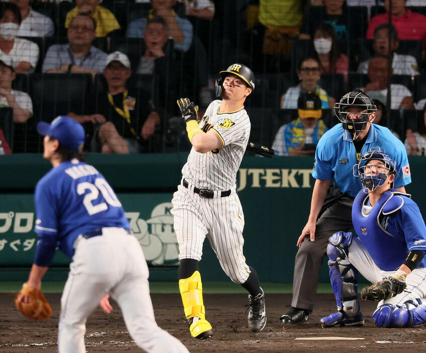 阪神対中日　4回裏阪神2死一塁、佐藤輝は右適時三塁打を放つ。投手は涌井（撮影・加藤哉）