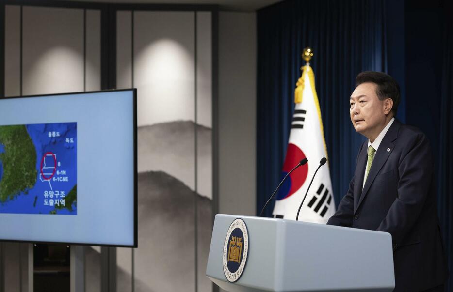3日、ソウルの韓国大統領府で石油・天然ガス埋蔵について説明する尹錫悦大統領（大統領府提供・聯合＝共同）