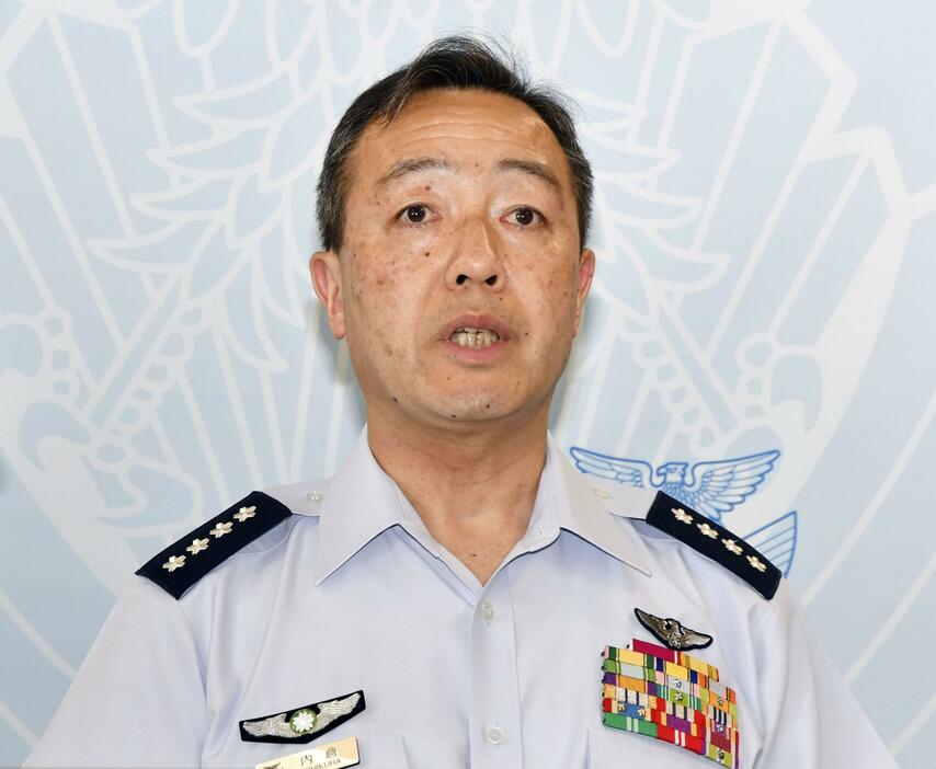 記者会見する航空自衛隊の内倉浩昭航空幕僚長＝6日午後、防衛省