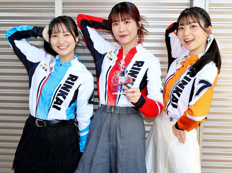 　岸和田競輪でトークショーに出演したリンカイ！の声優（左から）葵あずさ、前田玲奈、川村海乃
