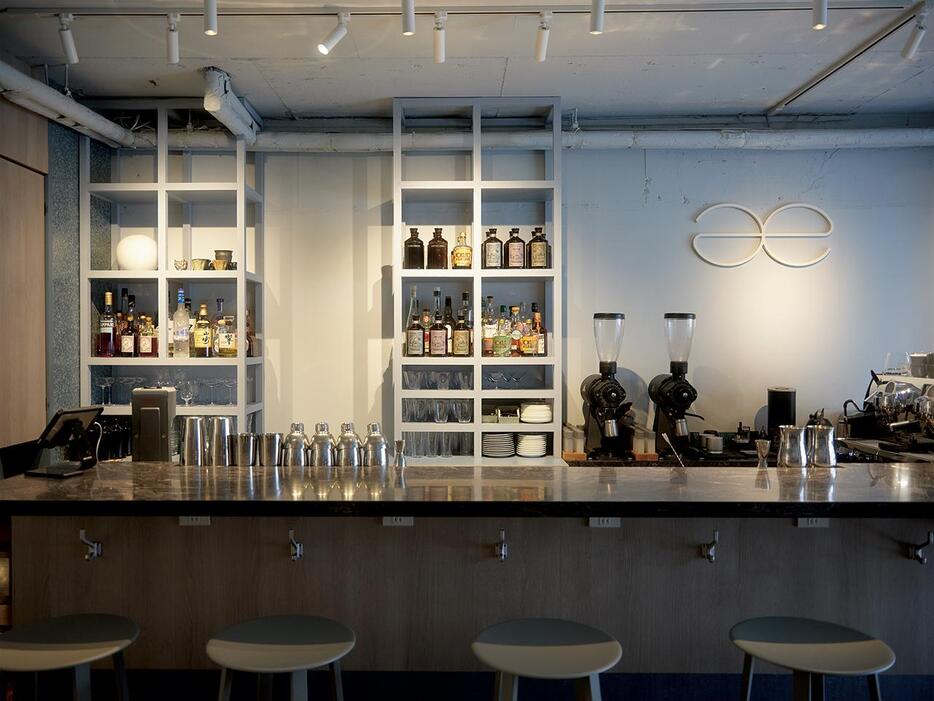 渋谷のzero-waste cafe & bar 「æ（アッシュ）」。廃棄デニムを使った青い壁が外光や照明によって照らされる気持ちのよい空間だ。  住所：東京都渋谷区神南1の5の2 川村ビル1F　PHOTOGRAPH BY TAMEKI OSHIRO