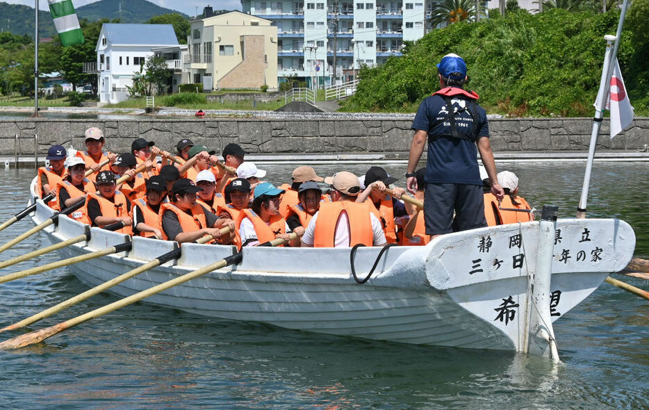 静岡県立三ケ日青年の家で海洋活動に取り組む中学生。本年度でカッターボートの活動が終了する＝12日、浜松市浜名区