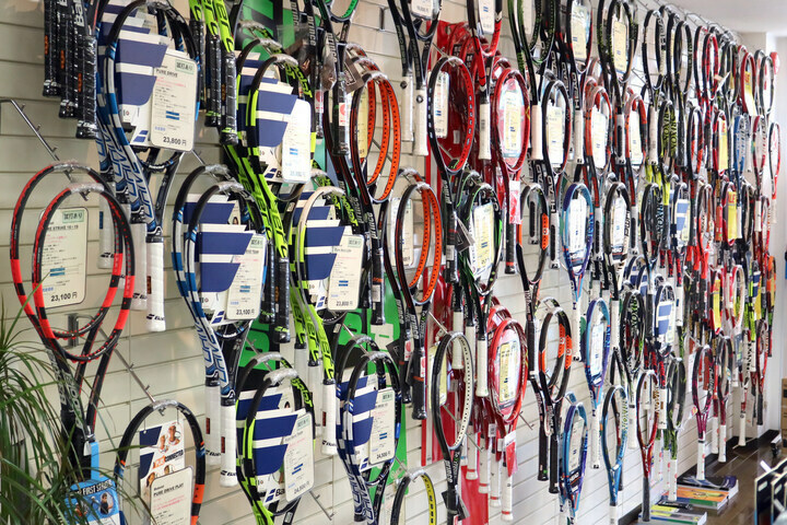 テニスショップには多種多彩なラケットが並ぶ。自分に合ったモデルを探すのに、カラーシグナルを手掛かりにしてみるのもいい。写真：松尾高司