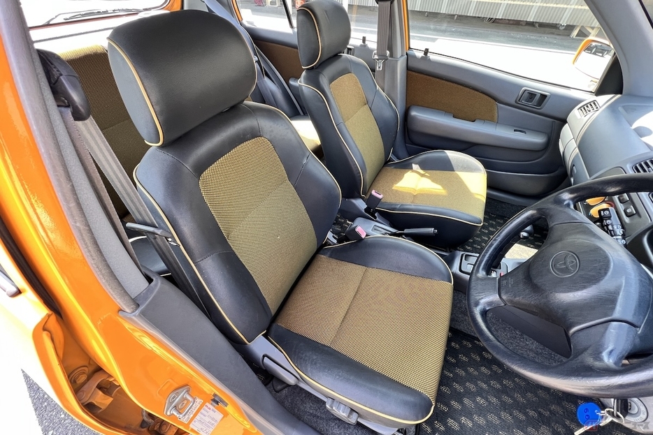 リミックス専用のディンプル加工を施したスポーツシートを採用(写真提供：ミハラ自動車)