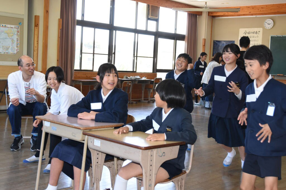 オリジナル川柳をもとにつくった劇を練習する子どもたち=岡山県久米南町で