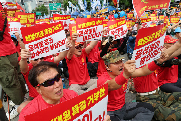 「C上等兵特検法の拒否を糾弾するとともに議決を求める汎国民大会」がソウル中区世宗大路一帯で開かれた先月25日午後、海兵隊予備役連帯の会員たちがスローガンを叫んでいる＝キム・ヘユン記者
