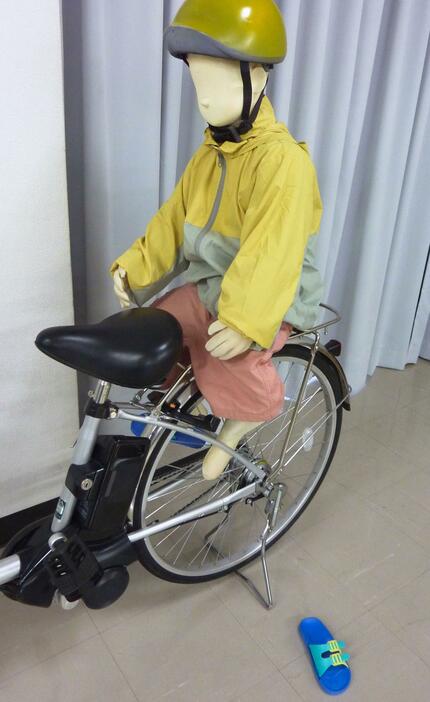 自転車の後輪に足が巻き込まれた子どものマネキン＝5月、東京都港区の国民生活センター