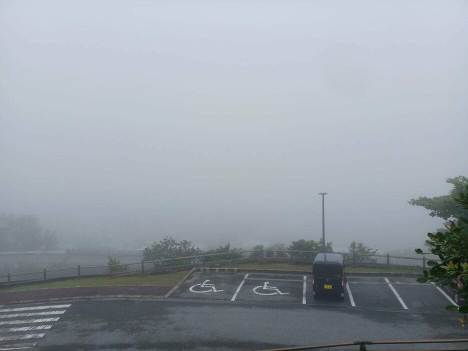 沖縄県豊見城市豊見城の海軍壕(ごう)公園から糸満市方面の海沿いを撮影。霧で街が覆われている＝16日午前8時ごろ