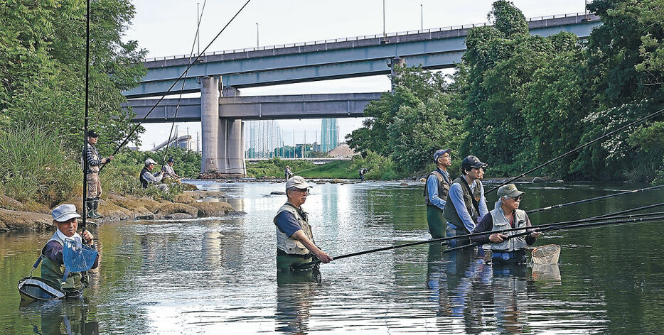 解禁初日に犀川で釣りを楽しむ人