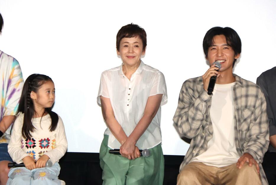連続ドラマ「海のはじまり」完成披露試写イベントに登場した（左から）泉谷星奈ちゃん、大竹しのぶさん、目黒蓮さん