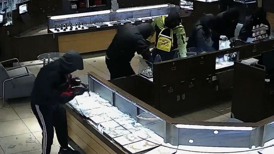約２０人で店内になだれ込み、展示ケースを壊して宝飾品を持ち去る強盗犯たち