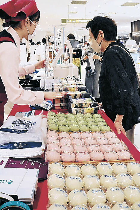 赤、緑、白のまんじゅうを販売するコーナー＝金沢市の香林坊大和