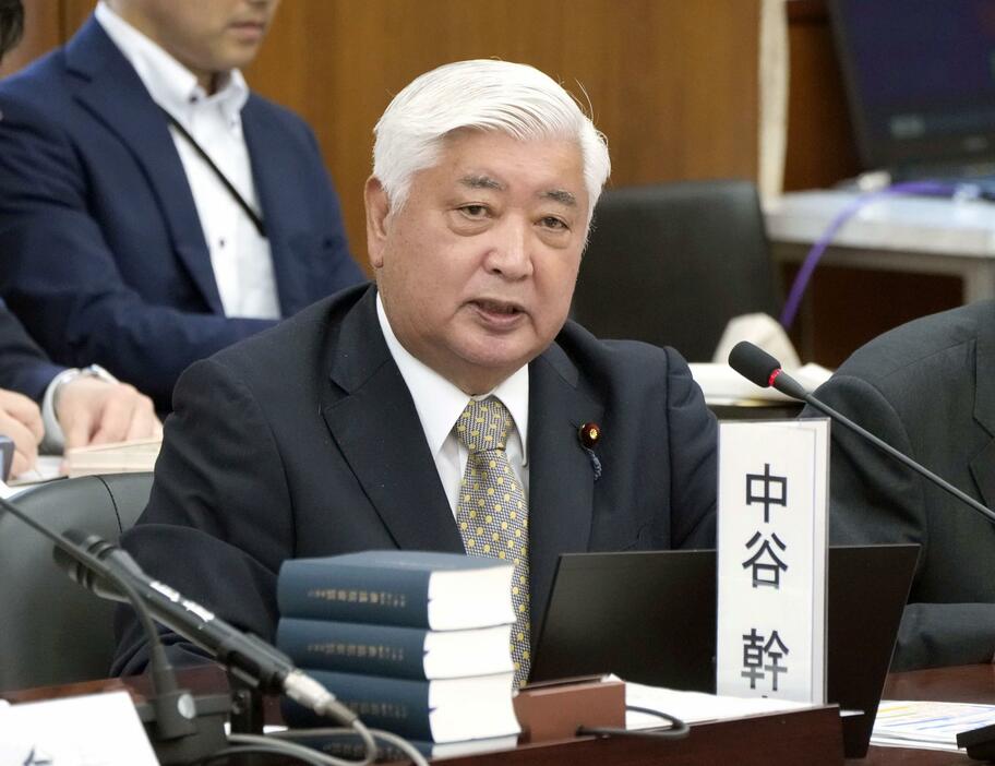 衆院憲法審査会で発言する自民党の中谷元氏＝13日午前