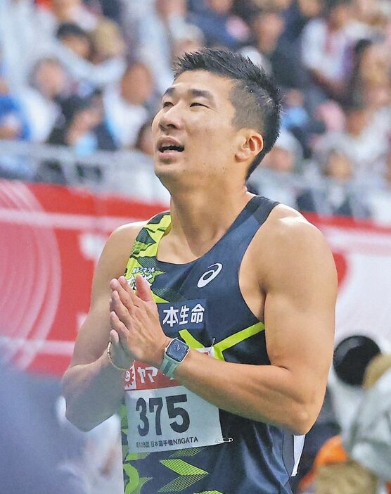 男子100メートル決勝　レースを終え客席に手を合わせる桐生祥秀
