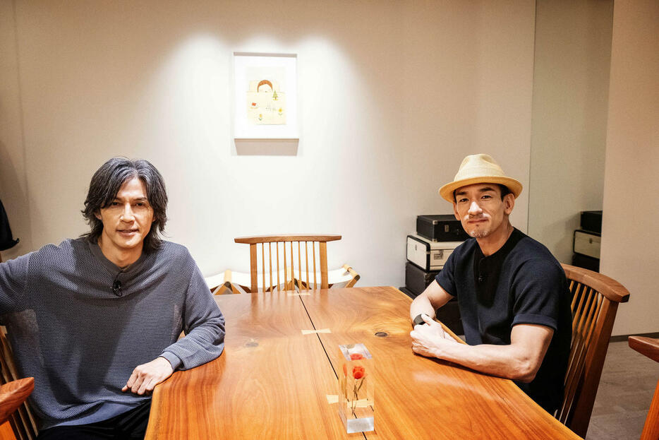 B’zの稲葉浩志（左）が自身のオフィシャルサイト「en－zine」で対談した中田英寿氏
