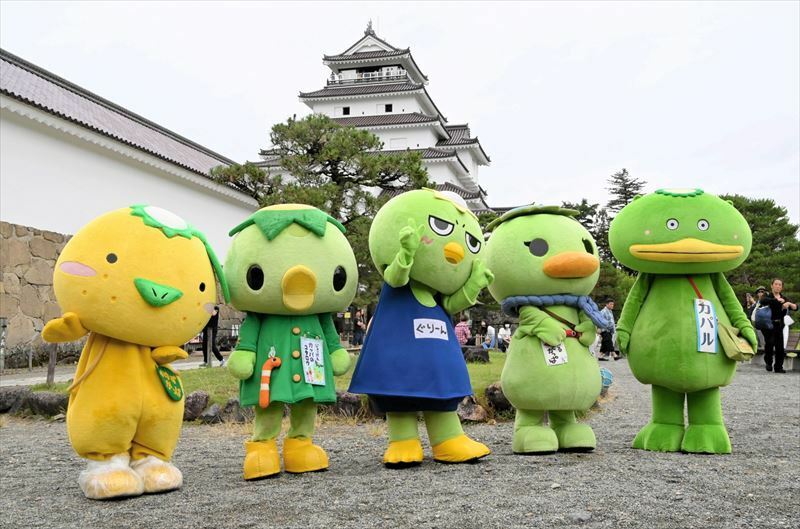 鶴ケ城で記念撮影するカッパぐりーん（中央）と全国のご当地キャラクター