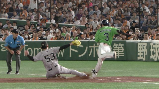 1塁へスライディングしアウトを奪う巨人の高梨雄平投手(画像：日テレジータス)