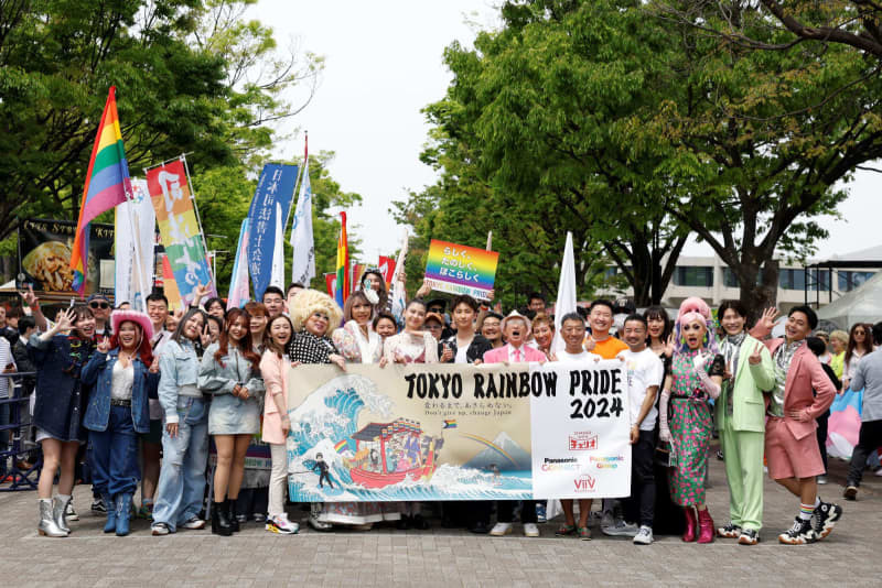 「東京レインボープライド」のパレードスタート前の参加者ら＝２０２４年４月２１日、東京都渋谷区