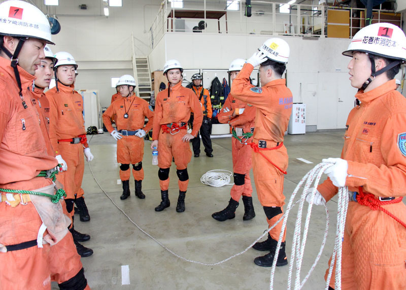 合同訓練で救助技術について共有する花巻市と奥州金ケ崎両消防本部の障害突破の代表チーム