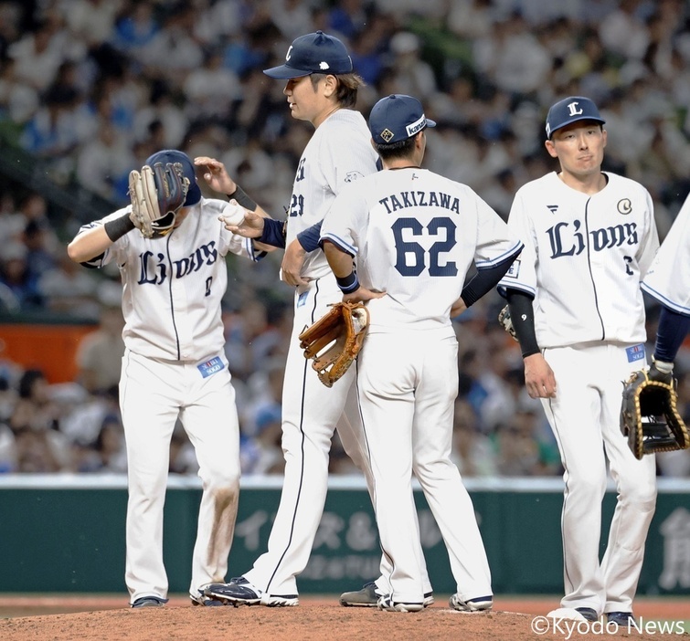 マウンドに集まる西武ナイン (C)Kyodo News