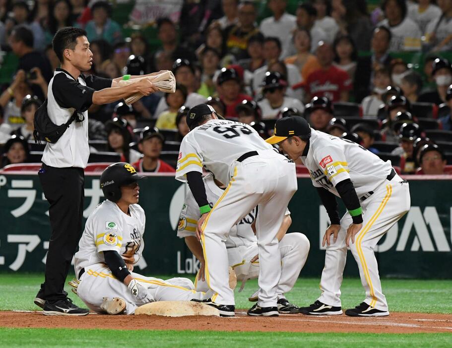 　３回、一塁へヘッドスライディングした柳田は、右足裏を抑えグラウンドに倒れ込んだ＝５月３１日