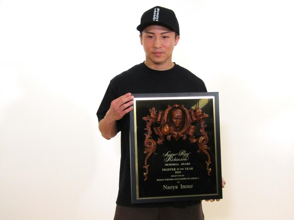 井上尚弥が米国ニューヨークの表彰式から帰国した。2023年の年間最優秀選手「シュガーレイロビンソン賞」の盾を披露