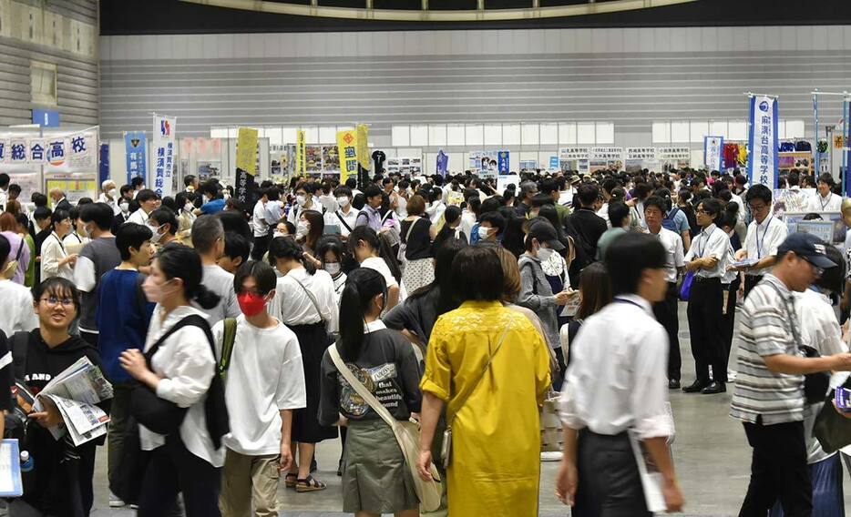 多くの中学生や保護者らが来場した「全公立展」＝１５日、パシフィコ横浜