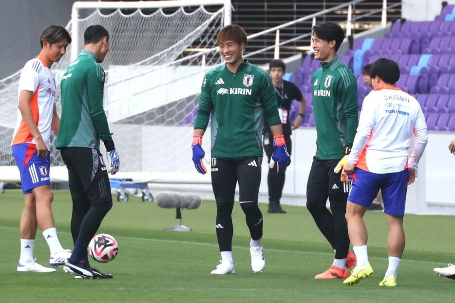 前日練習で笑顔を見せる大迫。日本代表のチームメイトからもスタジアムのことを聞かれたという（写真◎石倉利英）