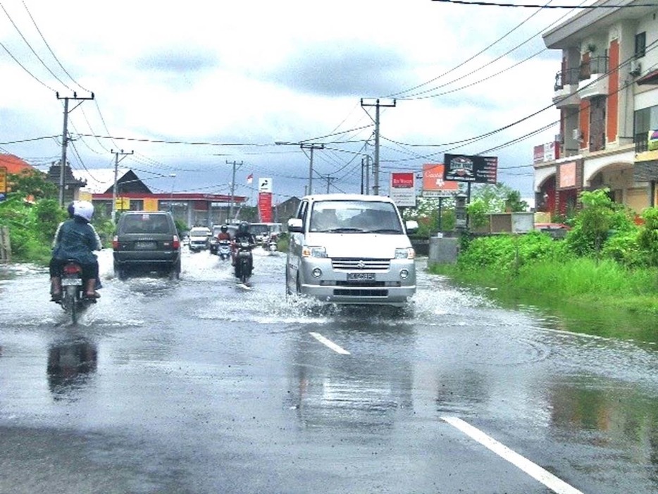 豪雨の最中や直後は、雨水が溜まりやすいアンダーパスなどは走らないことも重要