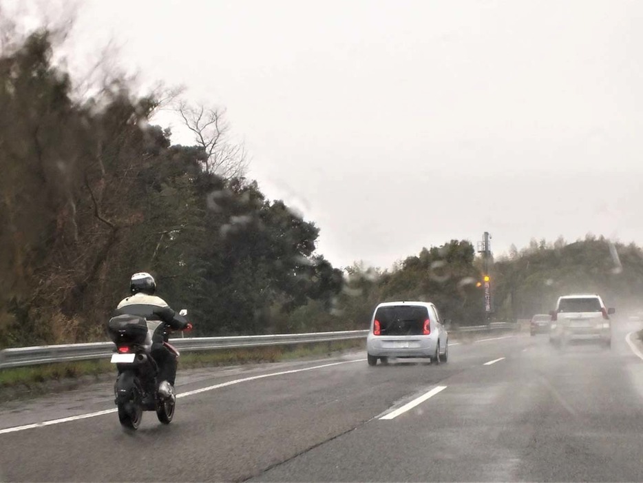 雨の日は、車間距離にも気をつけたい