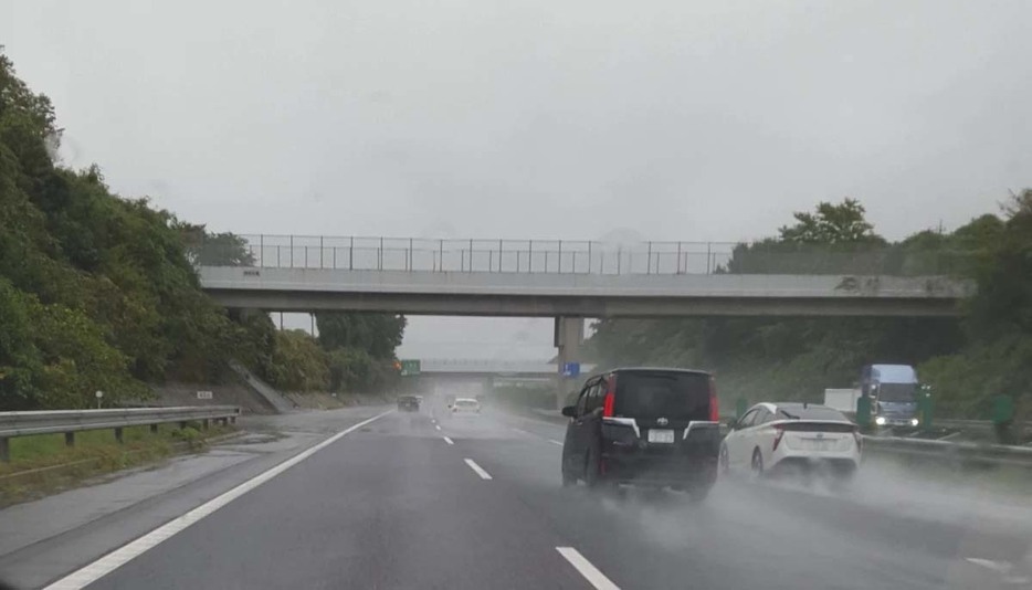雨の高速道路などでは、ハイドロプレーニング現象にも注意