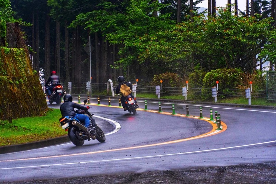 雨の日のコーナーは、できるだけバイクを傾けないようにしたい