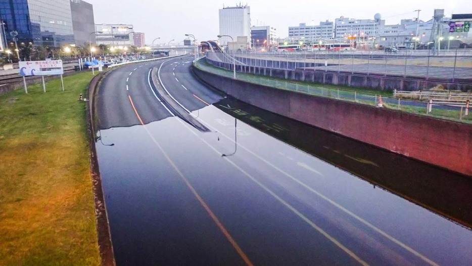 豪雨の最中や直後は、雨水が溜まりやすいアンダーパスなどは走らないことも重要