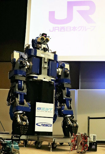 ＪＲ西日本が導入する鉄道メンテナンスのロボット（６月２７日、東京都港区で）