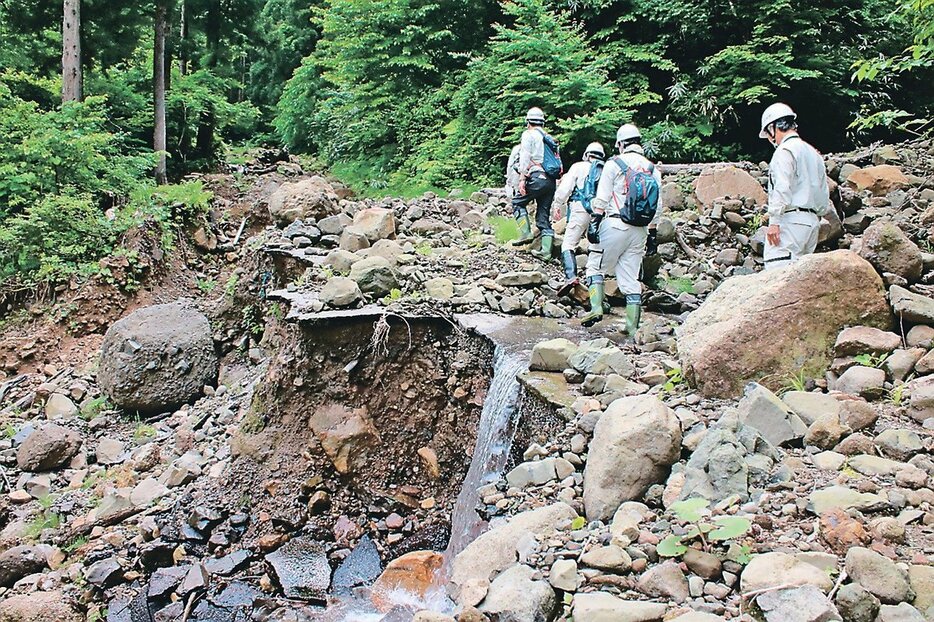 林道茨谷線の土石流の被災現場。道路は根こそぎ崩れてしまった