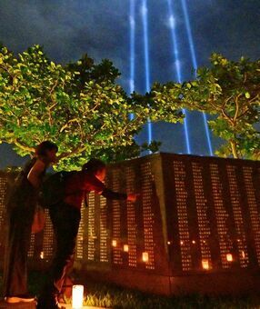 沖縄戦の犠牲者を悼んで「平和の礎」上空に照射された「平和の光の柱」＝２２日午後８時半過ぎ、糸満市摩文仁（金城健太撮影）
