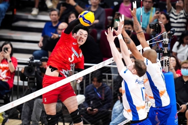 日本（赤）に完敗を喫したオランダ（白）はパリ行きがほぼ消滅。残る１枠は２か国の争いに。(C)Volleyball World